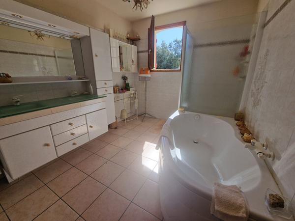 Maison de Charme avec Grand Jardin à Talmont-Saint-Hilaire