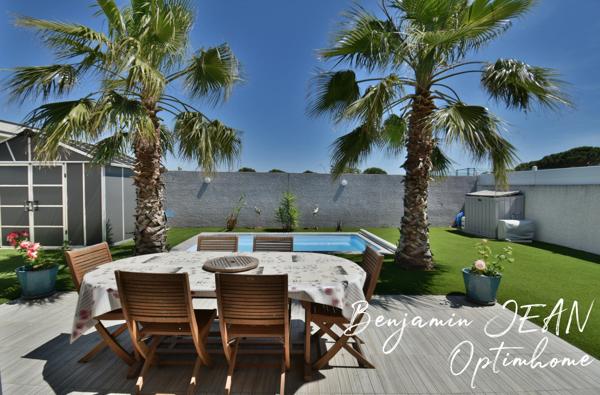Maison récente de plain-pied avec piscine et extérieur paysagé