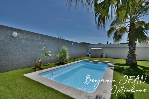 Maison récente de plain-pied avec piscine et extérieur paysagé