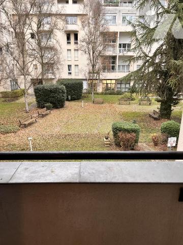 Joli type 2 avec terrasse dans résidence très calme en centre ville