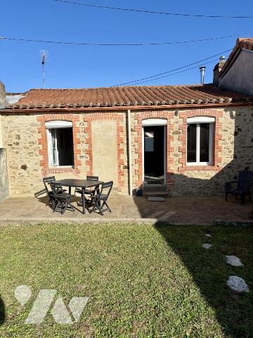 SAINT-CHRISTOPHE-DU-BOIS – BOURG – MAISON DE PLAIN-PIED EN PIERRE