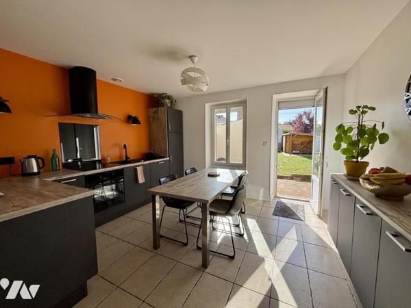 SAINT-CHRISTOPHE-DU-BOIS – BOURG – MAISON DE PLAIN-PIED EN PIERRE