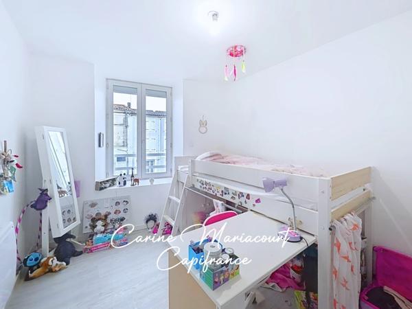 Immeuble de rapport au cœur de La Crèche (79): deux T2, deux T3 et un local commercial