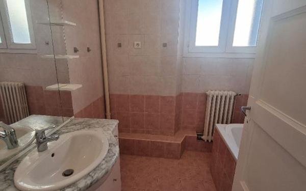 Appartement à louer    3 pièces •  Bourg-Saint-Andéol