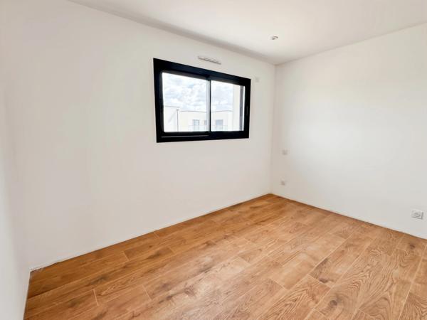 BRAIN SUR L'AUTHION : Belle maison contemporaine d'architecte avec vie de plain-pied, 4 chambres, garage et jardin.