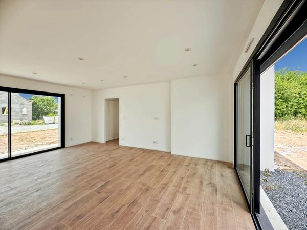 BRAIN SUR L'AUTHION : Belle maison contemporaine d'architecte avec vie de plain-pied, 4 chambres, garage et jardin.