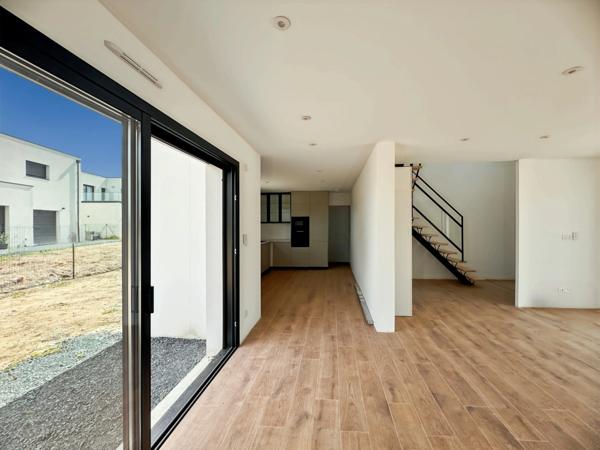 BRAIN SUR L'AUTHION : Belle maison contemporaine d'architecte avec vie de plain-pied, 4 chambres, garage et jardin.