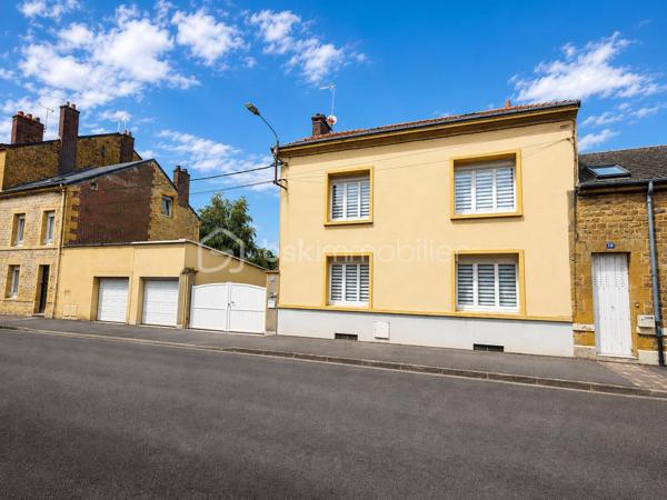 BSK IMMOBILIER – Stéphanie MASSON vous présente;

Située dans une rue particulièrement calme de Charleville-Mézières, cette belle propriété familiale séduira les amateurs de volumes et de tranquillité.

Édifiée sur sous-sol, cette maison d’environ 200 m² habitables offre de très beaux espaces de vie ainsi qu’un extérieur agréable, clos de murs.

Le rez-de-chaussée se compose d’un dressing d’entrée, d’un WC indépendant, d’une cuisine équipée ainsi que d’un vaste salon-séjour lumineux avec accès direct à la terrasse et au jardinet.

Au premier étage, vous découvrirez trois grandes chambres ainsi qu’une spacieuse salle de bain avec WC.

Le deuxième étage accueille une chambre, ainsi qu'une superbe suite parentale comprenant dressing et salle de bain avec WC.

Le sous-sol habitable (hauteur sous plafond 1m90) d’environ 50 m² dispose de quatre pièces supplémentaires ainsi que d’un WC, avec un accès direct vers l’extérieur, offrant de nombreuses possibilités : espace professionnel, salle de jeux, stockage, bureau ou chambres complémentaires.

Cette propriété bénéficie également d’une dépendance d’environ 26 m² idéale pour recevoir famille et amis grâce à sa belle pièce de vie et son coin d’eau avec WC.

Côté stationnement :

un garage de 23 m² avec porte sectionnelle motorisée donnant directement sur rue,
un second garage de 26 m² accessible par la cour.

Belle hauteur sous plafond, parquet, volumes généreux, environnement paisible… ce bien rare combine parfaitement le charme de l’ancien et le confort familial.

À proximité immédiate des commodités, écoles et commerces, sans nuisances, hormis le chant des oiseaux.

Vous n’avez plus qu’à poser vos valises.
- Toiture en tuiles terre cuite
- Double vitrage avec volets roulants
- Chauffage central au gaz de ville
- Raccordement au tout-à-l'égout

Prix : 250 000 € FAI