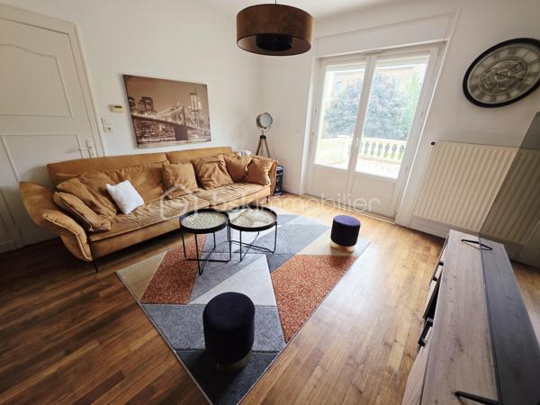 BSK IMMOBILIER – Stéphanie MASSON vous présente;

Située dans une rue particulièrement calme de Charleville-Mézières, cette belle propriété familiale séduira les amateurs de volumes et de tranquillité.

Édifiée sur sous-sol, cette maison d’environ 200 m² habitables offre de très beaux espaces de vie ainsi qu’un extérieur agréable, clos de murs.

Le rez-de-chaussée se compose d’un dressing d’entrée, d’un WC indépendant, d’une cuisine équipée ainsi que d’un vaste salon-séjour lumineux avec accès direct à la terrasse et au jardinet.

Au premier étage, vous découvrirez trois grandes chambres ainsi qu’une spacieuse salle de bain avec WC.

Le deuxième étage accueille une chambre, ainsi qu'une superbe suite parentale comprenant dressing et salle de bain avec WC.

Le sous-sol habitable (hauteur sous plafond 1m90) d’environ 50 m² dispose de quatre pièces supplémentaires ainsi que d’un WC, avec un accès direct vers l’extérieur, offrant de nombreuses possibilités : espace professionnel, salle de jeux, stockage, bureau ou chambres complémentaires.

Cette propriété bénéficie également d’une dépendance d’environ 26 m² idéale pour recevoir famille et amis grâce à sa belle pièce de vie et son coin d’eau avec WC.

Côté stationnement :

un garage de 23 m² avec porte sectionnelle motorisée donnant directement sur rue,
un second garage de 26 m² accessible par la cour.

Belle hauteur sous plafond, parquet, volumes généreux, environnement paisible… ce bien rare combine parfaitement le charme de l’ancien et le confort familial.

À proximité immédiate des commodités, écoles et commerces, sans nuisances, hormis le chant des oiseaux.

Vous n’avez plus qu’à poser vos valises.
- Toiture en tuiles terre cuite
- Double vitrage avec volets roulants
- Chauffage central au gaz de ville
- Raccordement au tout-à-l'égout

Prix : 250 000 € FAI