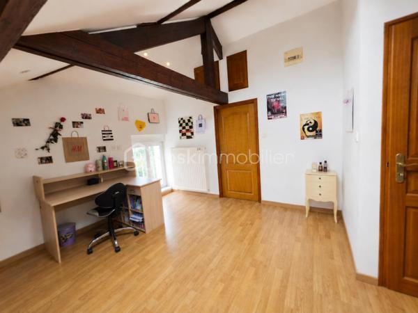 BSK IMMOBILIER – Stéphanie MASSON vous présente;

Située dans une rue particulièrement calme de Charleville-Mézières, cette belle propriété familiale séduira les amateurs de volumes et de tranquillité.

Édifiée sur sous-sol, cette maison d’environ 200 m² habitables offre de très beaux espaces de vie ainsi qu’un extérieur agréable, clos de murs.

Le rez-de-chaussée se compose d’un dressing d’entrée, d’un WC indépendant, d’une cuisine équipée ainsi que d’un vaste salon-séjour lumineux avec accès direct à la terrasse et au jardinet.

Au premier étage, vous découvrirez trois grandes chambres ainsi qu’une spacieuse salle de bain avec WC.

Le deuxième étage accueille une chambre, ainsi qu'une superbe suite parentale comprenant dressing et salle de bain avec WC.

Le sous-sol habitable (hauteur sous plafond 1m90) d’environ 50 m² dispose de quatre pièces supplémentaires ainsi que d’un WC, avec un accès direct vers l’extérieur, offrant de nombreuses possibilités : espace professionnel, salle de jeux, stockage, bureau ou chambres complémentaires.

Cette propriété bénéficie également d’une dépendance d’environ 26 m² idéale pour recevoir famille et amis grâce à sa belle pièce de vie et son coin d’eau avec WC.

Côté stationnement :

un garage de 23 m² avec porte sectionnelle motorisée donnant directement sur rue,
un second garage de 26 m² accessible par la cour.

Belle hauteur sous plafond, parquet, volumes généreux, environnement paisible… ce bien rare combine parfaitement le charme de l’ancien et le confort familial.

À proximité immédiate des commodités, écoles et commerces, sans nuisances, hormis le chant des oiseaux.

Vous n’avez plus qu’à poser vos valises.
- Toiture en tuiles terre cuite
- Double vitrage avec volets roulants
- Chauffage central au gaz de ville
- Raccordement au tout-à-l'égout

Prix : 250 000 € FAI