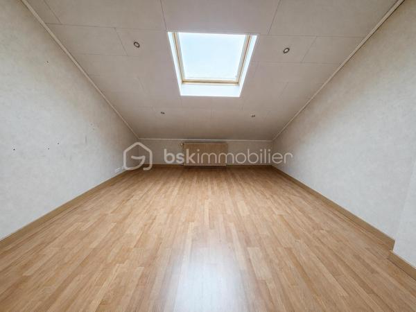 BSK IMMOBILIER – Stéphanie MASSON vous présente;

Située dans une rue particulièrement calme de Charleville-Mézières, cette belle propriété familiale séduira les amateurs de volumes et de tranquillité.

Édifiée sur sous-sol, cette maison d’environ 200 m² habitables offre de très beaux espaces de vie ainsi qu’un extérieur agréable, clos de murs.

Le rez-de-chaussée se compose d’un dressing d’entrée, d’un WC indépendant, d’une cuisine équipée ainsi que d’un vaste salon-séjour lumineux avec accès direct à la terrasse et au jardinet.

Au premier étage, vous découvrirez trois grandes chambres ainsi qu’une spacieuse salle de bain avec WC.

Le deuxième étage accueille une chambre, ainsi qu'une superbe suite parentale comprenant dressing et salle de bain avec WC.

Le sous-sol habitable (hauteur sous plafond 1m90) d’environ 50 m² dispose de quatre pièces supplémentaires ainsi que d’un WC, avec un accès direct vers l’extérieur, offrant de nombreuses possibilités : espace professionnel, salle de jeux, stockage, bureau ou chambres complémentaires.

Cette propriété bénéficie également d’une dépendance d’environ 26 m² idéale pour recevoir famille et amis grâce à sa belle pièce de vie et son coin d’eau avec WC.

Côté stationnement :

un garage de 23 m² avec porte sectionnelle motorisée donnant directement sur rue,
un second garage de 26 m² accessible par la cour.

Belle hauteur sous plafond, parquet, volumes généreux, environnement paisible… ce bien rare combine parfaitement le charme de l’ancien et le confort familial.

À proximité immédiate des commodités, écoles et commerces, sans nuisances, hormis le chant des oiseaux.

Vous n’avez plus qu’à poser vos valises.
- Toiture en tuiles terre cuite
- Double vitrage avec volets roulants
- Chauffage central au gaz de ville
- Raccordement au tout-à-l'égout

Prix : 250 000 € FAI