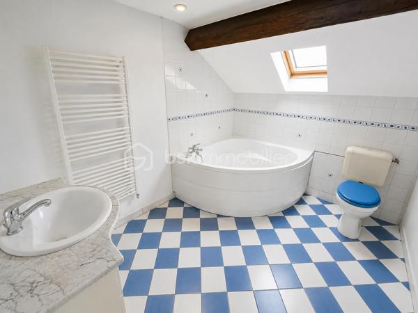 BSK IMMOBILIER – Stéphanie MASSON vous présente;

Située dans une rue particulièrement calme de Charleville-Mézières, cette belle propriété familiale séduira les amateurs de volumes et de tranquillité.

Édifiée sur sous-sol, cette maison d’environ 200 m² habitables offre de très beaux espaces de vie ainsi qu’un extérieur agréable, clos de murs.

Le rez-de-chaussée se compose d’un dressing d’entrée, d’un WC indépendant, d’une cuisine équipée ainsi que d’un vaste salon-séjour lumineux avec accès direct à la terrasse et au jardinet.

Au premier étage, vous découvrirez trois grandes chambres ainsi qu’une spacieuse salle de bain avec WC.

Le deuxième étage accueille une chambre, ainsi qu'une superbe suite parentale comprenant dressing et salle de bain avec WC.

Le sous-sol habitable (hauteur sous plafond 1m90) d’environ 50 m² dispose de quatre pièces supplémentaires ainsi que d’un WC, avec un accès direct vers l’extérieur, offrant de nombreuses possibilités : espace professionnel, salle de jeux, stockage, bureau ou chambres complémentaires.

Cette propriété bénéficie également d’une dépendance d’environ 26 m² idéale pour recevoir famille et amis grâce à sa belle pièce de vie et son coin d’eau avec WC.

Côté stationnement :

un garage de 23 m² avec porte sectionnelle motorisée donnant directement sur rue,
un second garage de 26 m² accessible par la cour.

Belle hauteur sous plafond, parquet, volumes généreux, environnement paisible… ce bien rare combine parfaitement le charme de l’ancien et le confort familial.

À proximité immédiate des commodités, écoles et commerces, sans nuisances, hormis le chant des oiseaux.

Vous n’avez plus qu’à poser vos valises.
- Toiture en tuiles terre cuite
- Double vitrage avec volets roulants
- Chauffage central au gaz de ville
- Raccordement au tout-à-l'égout

Prix : 250 000 € FAI