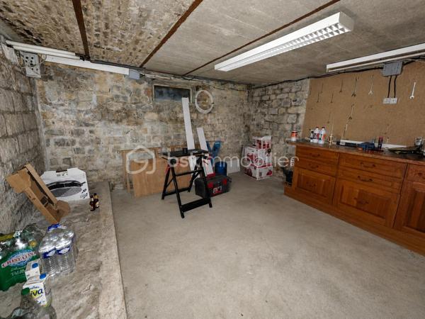 BSK IMMOBILIER – Stéphanie MASSON vous présente;

Située dans une rue particulièrement calme de Charleville-Mézières, cette belle propriété familiale séduira les amateurs de volumes et de tranquillité.

Édifiée sur sous-sol, cette maison d’environ 200 m² habitables offre de très beaux espaces de vie ainsi qu’un extérieur agréable, clos de murs.

Le rez-de-chaussée se compose d’un dressing d’entrée, d’un WC indépendant, d’une cuisine équipée ainsi que d’un vaste salon-séjour lumineux avec accès direct à la terrasse et au jardinet.

Au premier étage, vous découvrirez trois grandes chambres ainsi qu’une spacieuse salle de bain avec WC.

Le deuxième étage accueille une chambre, ainsi qu'une superbe suite parentale comprenant dressing et salle de bain avec WC.

Le sous-sol habitable (hauteur sous plafond 1m90) d’environ 50 m² dispose de quatre pièces supplémentaires ainsi que d’un WC, avec un accès direct vers l’extérieur, offrant de nombreuses possibilités : espace professionnel, salle de jeux, stockage, bureau ou chambres complémentaires.

Cette propriété bénéficie également d’une dépendance d’environ 26 m² idéale pour recevoir famille et amis grâce à sa belle pièce de vie et son coin d’eau avec WC.

Côté stationnement :

un garage de 23 m² avec porte sectionnelle motorisée donnant directement sur rue,
un second garage de 26 m² accessible par la cour.

Belle hauteur sous plafond, parquet, volumes généreux, environnement paisible… ce bien rare combine parfaitement le charme de l’ancien et le confort familial.

À proximité immédiate des commodités, écoles et commerces, sans nuisances, hormis le chant des oiseaux.

Vous n’avez plus qu’à poser vos valises.
- Toiture en tuiles terre cuite
- Double vitrage avec volets roulants
- Chauffage central au gaz de ville
- Raccordement au tout-à-l'égout

Prix : 250 000 € FAI