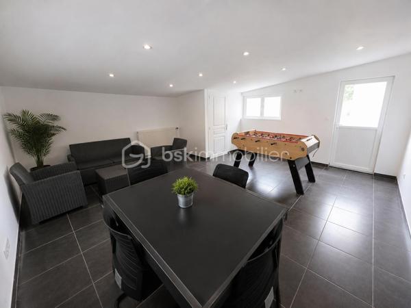 BSK IMMOBILIER – Stéphanie MASSON vous présente;

Située dans une rue particulièrement calme de Charleville-Mézières, cette belle propriété familiale séduira les amateurs de volumes et de tranquillité.

Édifiée sur sous-sol, cette maison d’environ 200 m² habitables offre de très beaux espaces de vie ainsi qu’un extérieur agréable, clos de murs.

Le rez-de-chaussée se compose d’un dressing d’entrée, d’un WC indépendant, d’une cuisine équipée ainsi que d’un vaste salon-séjour lumineux avec accès direct à la terrasse et au jardinet.

Au premier étage, vous découvrirez trois grandes chambres ainsi qu’une spacieuse salle de bain avec WC.

Le deuxième étage accueille une chambre, ainsi qu'une superbe suite parentale comprenant dressing et salle de bain avec WC.

Le sous-sol habitable (hauteur sous plafond 1m90) d’environ 50 m² dispose de quatre pièces supplémentaires ainsi que d’un WC, avec un accès direct vers l’extérieur, offrant de nombreuses possibilités : espace professionnel, salle de jeux, stockage, bureau ou chambres complémentaires.

Cette propriété bénéficie également d’une dépendance d’environ 26 m² idéale pour recevoir famille et amis grâce à sa belle pièce de vie et son coin d’eau avec WC.

Côté stationnement :

un garage de 23 m² avec porte sectionnelle motorisée donnant directement sur rue,
un second garage de 26 m² accessible par la cour.

Belle hauteur sous plafond, parquet, volumes généreux, environnement paisible… ce bien rare combine parfaitement le charme de l’ancien et le confort familial.

À proximité immédiate des commodités, écoles et commerces, sans nuisances, hormis le chant des oiseaux.

Vous n’avez plus qu’à poser vos valises.
- Toiture en tuiles terre cuite
- Double vitrage avec volets roulants
- Chauffage central au gaz de ville
- Raccordement au tout-à-l'égout

Prix : 250 000 € FAI