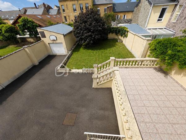 BSK IMMOBILIER – Stéphanie MASSON vous présente;

Située dans une rue particulièrement calme de Charleville-Mézières, cette belle propriété familiale séduira les amateurs de volumes et de tranquillité.

Édifiée sur sous-sol, cette maison d’environ 200 m² habitables offre de très beaux espaces de vie ainsi qu’un extérieur agréable, clos de murs.

Le rez-de-chaussée se compose d’un dressing d’entrée, d’un WC indépendant, d’une cuisine équipée ainsi que d’un vaste salon-séjour lumineux avec accès direct à la terrasse et au jardinet.

Au premier étage, vous découvrirez trois grandes chambres ainsi qu’une spacieuse salle de bain avec WC.

Le deuxième étage accueille une chambre, ainsi qu'une superbe suite parentale comprenant dressing et salle de bain avec WC.

Le sous-sol habitable (hauteur sous plafond 1m90) d’environ 50 m² dispose de quatre pièces supplémentaires ainsi que d’un WC, avec un accès direct vers l’extérieur, offrant de nombreuses possibilités : espace professionnel, salle de jeux, stockage, bureau ou chambres complémentaires.

Cette propriété bénéficie également d’une dépendance d’environ 26 m² idéale pour recevoir famille et amis grâce à sa belle pièce de vie et son coin d’eau avec WC.

Côté stationnement :

un garage de 23 m² avec porte sectionnelle motorisée donnant directement sur rue,
un second garage de 26 m² accessible par la cour.

Belle hauteur sous plafond, parquet, volumes généreux, environnement paisible… ce bien rare combine parfaitement le charme de l’ancien et le confort familial.

À proximité immédiate des commodités, écoles et commerces, sans nuisances, hormis le chant des oiseaux.

Vous n’avez plus qu’à poser vos valises.
- Toiture en tuiles terre cuite
- Double vitrage avec volets roulants
- Chauffage central au gaz de ville
- Raccordement au tout-à-l'égout

Prix : 250 000 € FAI