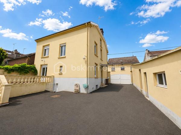 BSK IMMOBILIER – Stéphanie MASSON vous présente;

Située dans une rue particulièrement calme de Charleville-Mézières, cette belle propriété familiale séduira les amateurs de volumes et de tranquillité.

Édifiée sur sous-sol, cette maison d’environ 200 m² habitables offre de très beaux espaces de vie ainsi qu’un extérieur agréable, clos de murs.

Le rez-de-chaussée se compose d’un dressing d’entrée, d’un WC indépendant, d’une cuisine équipée ainsi que d’un vaste salon-séjour lumineux avec accès direct à la terrasse et au jardinet.

Au premier étage, vous découvrirez trois grandes chambres ainsi qu’une spacieuse salle de bain avec WC.

Le deuxième étage accueille une chambre, ainsi qu'une superbe suite parentale comprenant dressing et salle de bain avec WC.

Le sous-sol habitable (hauteur sous plafond 1m90) d’environ 50 m² dispose de quatre pièces supplémentaires ainsi que d’un WC, avec un accès direct vers l’extérieur, offrant de nombreuses possibilités : espace professionnel, salle de jeux, stockage, bureau ou chambres complémentaires.

Cette propriété bénéficie également d’une dépendance d’environ 26 m² idéale pour recevoir famille et amis grâce à sa belle pièce de vie et son coin d’eau avec WC.

Côté stationnement :

un garage de 23 m² avec porte sectionnelle motorisée donnant directement sur rue,
un second garage de 26 m² accessible par la cour.

Belle hauteur sous plafond, parquet, volumes généreux, environnement paisible… ce bien rare combine parfaitement le charme de l’ancien et le confort familial.

À proximité immédiate des commodités, écoles et commerces, sans nuisances, hormis le chant des oiseaux.

Vous n’avez plus qu’à poser vos valises.
- Toiture en tuiles terre cuite
- Double vitrage avec volets roulants
- Chauffage central au gaz de ville
- Raccordement au tout-à-l'égout

Prix : 250 000 € FAI