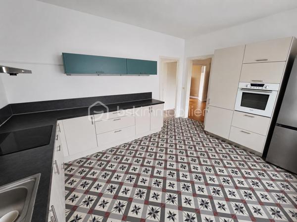 BSK IMMOBILIER – Stéphanie MASSON vous présente;

Située dans une rue particulièrement calme de Charleville-Mézières, cette belle propriété familiale séduira les amateurs de volumes et de tranquillité.

Édifiée sur sous-sol, cette maison d’environ 200 m² habitables offre de très beaux espaces de vie ainsi qu’un extérieur agréable, clos de murs.

Le rez-de-chaussée se compose d’un dressing d’entrée, d’un WC indépendant, d’une cuisine équipée ainsi que d’un vaste salon-séjour lumineux avec accès direct à la terrasse et au jardinet.

Au premier étage, vous découvrirez trois grandes chambres ainsi qu’une spacieuse salle de bain avec WC.

Le deuxième étage accueille une chambre, ainsi qu'une superbe suite parentale comprenant dressing et salle de bain avec WC.

Le sous-sol habitable (hauteur sous plafond 1m90) d’environ 50 m² dispose de quatre pièces supplémentaires ainsi que d’un WC, avec un accès direct vers l’extérieur, offrant de nombreuses possibilités : espace professionnel, salle de jeux, stockage, bureau ou chambres complémentaires.

Cette propriété bénéficie également d’une dépendance d’environ 26 m² idéale pour recevoir famille et amis grâce à sa belle pièce de vie et son coin d’eau avec WC.

Côté stationnement :

un garage de 23 m² avec porte sectionnelle motorisée donnant directement sur rue,
un second garage de 26 m² accessible par la cour.

Belle hauteur sous plafond, parquet, volumes généreux, environnement paisible… ce bien rare combine parfaitement le charme de l’ancien et le confort familial.

À proximité immédiate des commodités, écoles et commerces, sans nuisances, hormis le chant des oiseaux.

Vous n’avez plus qu’à poser vos valises.
- Toiture en tuiles terre cuite
- Double vitrage avec volets roulants
- Chauffage central au gaz de ville
- Raccordement au tout-à-l'égout

Prix : 250 000 € FAI