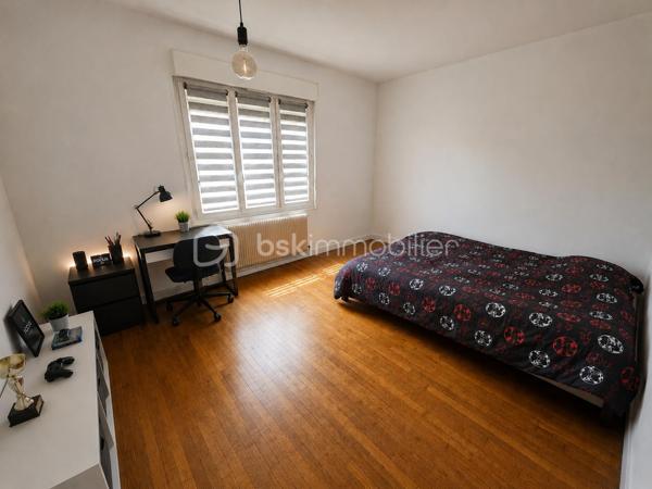 BSK IMMOBILIER – Stéphanie MASSON vous présente;

Située dans une rue particulièrement calme de Charleville-Mézières, cette belle propriété familiale séduira les amateurs de volumes et de tranquillité.

Édifiée sur sous-sol, cette maison d’environ 200 m² habitables offre de très beaux espaces de vie ainsi qu’un extérieur agréable, clos de murs.

Le rez-de-chaussée se compose d’un dressing d’entrée, d’un WC indépendant, d’une cuisine équipée ainsi que d’un vaste salon-séjour lumineux avec accès direct à la terrasse et au jardinet.

Au premier étage, vous découvrirez trois grandes chambres ainsi qu’une spacieuse salle de bain avec WC.

Le deuxième étage accueille une chambre, ainsi qu'une superbe suite parentale comprenant dressing et salle de bain avec WC.

Le sous-sol habitable (hauteur sous plafond 1m90) d’environ 50 m² dispose de quatre pièces supplémentaires ainsi que d’un WC, avec un accès direct vers l’extérieur, offrant de nombreuses possibilités : espace professionnel, salle de jeux, stockage, bureau ou chambres complémentaires.

Cette propriété bénéficie également d’une dépendance d’environ 26 m² idéale pour recevoir famille et amis grâce à sa belle pièce de vie et son coin d’eau avec WC.

Côté stationnement :

un garage de 23 m² avec porte sectionnelle motorisée donnant directement sur rue,
un second garage de 26 m² accessible par la cour.

Belle hauteur sous plafond, parquet, volumes généreux, environnement paisible… ce bien rare combine parfaitement le charme de l’ancien et le confort familial.

À proximité immédiate des commodités, écoles et commerces, sans nuisances, hormis le chant des oiseaux.

Vous n’avez plus qu’à poser vos valises.
- Toiture en tuiles terre cuite
- Double vitrage avec volets roulants
- Chauffage central au gaz de ville
- Raccordement au tout-à-l'égout

Prix : 250 000 € FAI