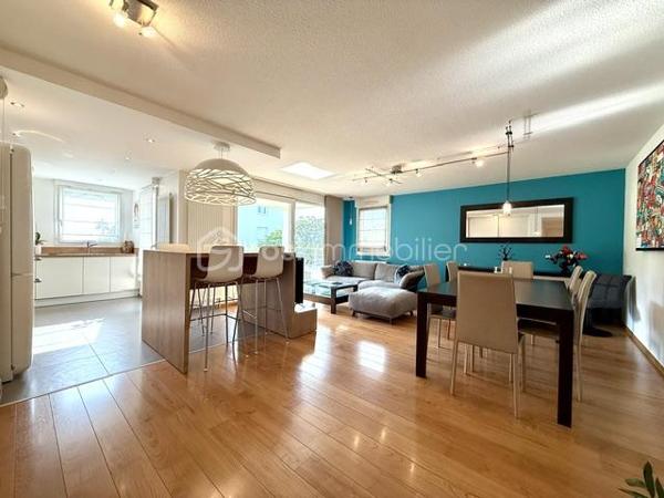 Situé au sein d’une résidence, calme et parfaitement entretenue de 2003, découvrez ce bel appartement 4 pièces de 87,86 m² Loi Carrez offrant un cadre de vie agréable et verdoyant à Lutterbach.

Vous serez séduits par ses beaux volumes et son agencement fonctionnel :
- vaste espace de vie de plus de 45 m² avec séjour et cuisine ouverte,
- 2 chambres confortables,
- salle de bain spacieuse,
- WC séparé,
- cellier / cagibi / buanderie pratique,
- agréable terrasse de 12,5 m² pour profiter des beaux jours.

Les + du bien :
- Résidence soignée et bien entretenue
- Garage + cave + parking
- Chauffage gaz individuel
- DPE C 
- Charges maîtrisées

 Aucun travaux votés dans la copropriété

Informations complémentaires :

Surface Loi Carrez : 87,86 m²
Taxe foncière : 1 154 €
Charges : env. 160 €/mois
1er étage dans une résidence de 3 étages

Proche des commodités, axes routiers et transports.

Un appartement idéal pour ceux qui recherchent confort, tranquillité et qualité de vie.

Contactez-moi pour plus d’informations ou organiser une visite.