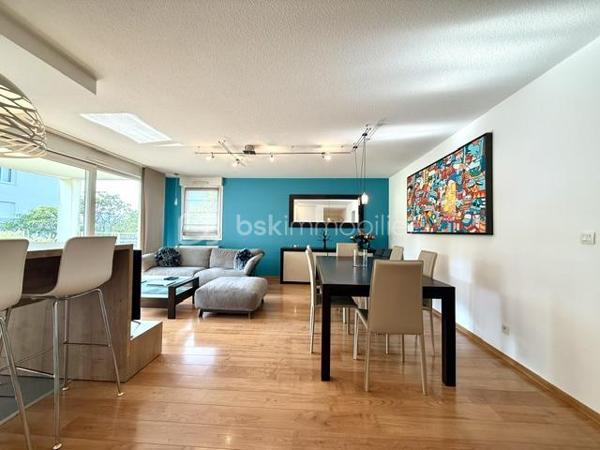 Situé au sein d’une résidence, calme et parfaitement entretenue de 2003, découvrez ce bel appartement 4 pièces de 87,86 m² Loi Carrez offrant un cadre de vie agréable et verdoyant à Lutterbach.

Vous serez séduits par ses beaux volumes et son agencement fonctionnel :
- vaste espace de vie de plus de 45 m² avec séjour et cuisine ouverte,
- 2 chambres confortables,
- salle de bain spacieuse,
- WC séparé,
- cellier / cagibi / buanderie pratique,
- agréable terrasse de 12,5 m² pour profiter des beaux jours.

Les + du bien :
- Résidence soignée et bien entretenue
- Garage + cave + parking
- Chauffage gaz individuel
- DPE C 
- Charges maîtrisées

 Aucun travaux votés dans la copropriété

Informations complémentaires :

Surface Loi Carrez : 87,86 m²
Taxe foncière : 1 154 €
Charges : env. 160 €/mois
1er étage dans une résidence de 3 étages

Proche des commodités, axes routiers et transports.

Un appartement idéal pour ceux qui recherchent confort, tranquillité et qualité de vie.

Contactez-moi pour plus d’informations ou organiser une visite.