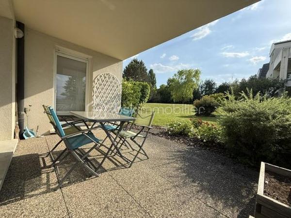 Situé au sein d’une résidence, calme et parfaitement entretenue de 2003, découvrez ce bel appartement 4 pièces de 87,86 m² Loi Carrez offrant un cadre de vie agréable et verdoyant à Lutterbach.

Vous serez séduits par ses beaux volumes et son agencement fonctionnel :
- vaste espace de vie de plus de 45 m² avec séjour et cuisine ouverte,
- 2 chambres confortables,
- salle de bain spacieuse,
- WC séparé,
- cellier / cagibi / buanderie pratique,
- agréable terrasse de 12,5 m² pour profiter des beaux jours.

Les + du bien :
- Résidence soignée et bien entretenue
- Garage + cave + parking
- Chauffage gaz individuel
- DPE C 
- Charges maîtrisées

 Aucun travaux votés dans la copropriété

Informations complémentaires :

Surface Loi Carrez : 87,86 m²
Taxe foncière : 1 154 €
Charges : env. 160 €/mois
1er étage dans une résidence de 3 étages

Proche des commodités, axes routiers et transports.

Un appartement idéal pour ceux qui recherchent confort, tranquillité et qualité de vie.

Contactez-moi pour plus d’informations ou organiser une visite.