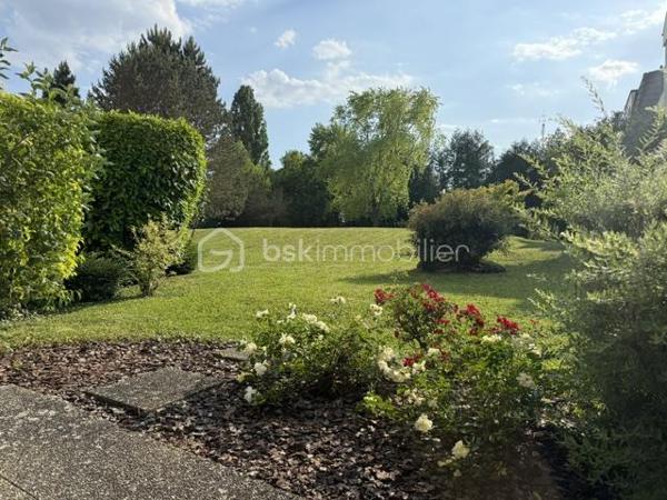Situé au sein d’une résidence, calme et parfaitement entretenue de 2003, découvrez ce bel appartement 4 pièces de 87,86 m² Loi Carrez offrant un cadre de vie agréable et verdoyant à Lutterbach.

Vous serez séduits par ses beaux volumes et son agencement fonctionnel :
- vaste espace de vie de plus de 45 m² avec séjour et cuisine ouverte,
- 2 chambres confortables,
- salle de bain spacieuse,
- WC séparé,
- cellier / cagibi / buanderie pratique,
- agréable terrasse de 12,5 m² pour profiter des beaux jours.

Les + du bien :
- Résidence soignée et bien entretenue
- Garage + cave + parking
- Chauffage gaz individuel
- DPE C 
- Charges maîtrisées

 Aucun travaux votés dans la copropriété

Informations complémentaires :

Surface Loi Carrez : 87,86 m²
Taxe foncière : 1 154 €
Charges : env. 160 €/mois
1er étage dans une résidence de 3 étages

Proche des commodités, axes routiers et transports.

Un appartement idéal pour ceux qui recherchent confort, tranquillité et qualité de vie.

Contactez-moi pour plus d’informations ou organiser une visite.