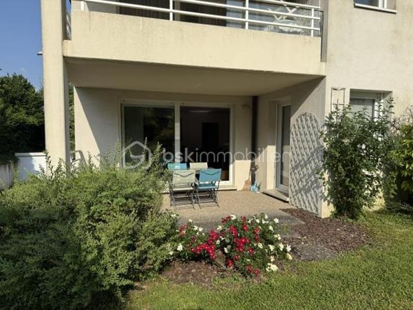 Situé au sein d’une résidence, calme et parfaitement entretenue de 2003, découvrez ce bel appartement 4 pièces de 87,86 m² Loi Carrez offrant un cadre de vie agréable et verdoyant à Lutterbach.

Vous serez séduits par ses beaux volumes et son agencement fonctionnel :
- vaste espace de vie de plus de 45 m² avec séjour et cuisine ouverte,
- 2 chambres confortables,
- salle de bain spacieuse,
- WC séparé,
- cellier / cagibi / buanderie pratique,
- agréable terrasse de 12,5 m² pour profiter des beaux jours.

Les + du bien :
- Résidence soignée et bien entretenue
- Garage + cave + parking
- Chauffage gaz individuel
- DPE C 
- Charges maîtrisées

 Aucun travaux votés dans la copropriété

Informations complémentaires :

Surface Loi Carrez : 87,86 m²
Taxe foncière : 1 154 €
Charges : env. 160 €/mois
1er étage dans une résidence de 3 étages

Proche des commodités, axes routiers et transports.

Un appartement idéal pour ceux qui recherchent confort, tranquillité et qualité de vie.

Contactez-moi pour plus d’informations ou organiser une visite.