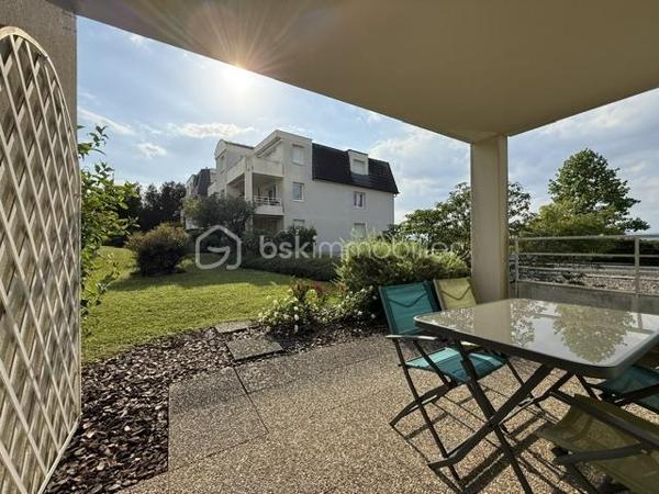 Situé au sein d’une résidence, calme et parfaitement entretenue de 2003, découvrez ce bel appartement 4 pièces de 87,86 m² Loi Carrez offrant un cadre de vie agréable et verdoyant à Lutterbach.

Vous serez séduits par ses beaux volumes et son agencement fonctionnel :
- vaste espace de vie de plus de 45 m² avec séjour et cuisine ouverte,
- 2 chambres confortables,
- salle de bain spacieuse,
- WC séparé,
- cellier / cagibi / buanderie pratique,
- agréable terrasse de 12,5 m² pour profiter des beaux jours.

Les + du bien :
- Résidence soignée et bien entretenue
- Garage + cave + parking
- Chauffage gaz individuel
- DPE C 
- Charges maîtrisées

 Aucun travaux votés dans la copropriété

Informations complémentaires :

Surface Loi Carrez : 87,86 m²
Taxe foncière : 1 154 €
Charges : env. 160 €/mois
1er étage dans une résidence de 3 étages

Proche des commodités, axes routiers et transports.

Un appartement idéal pour ceux qui recherchent confort, tranquillité et qualité de vie.

Contactez-moi pour plus d’informations ou organiser une visite.