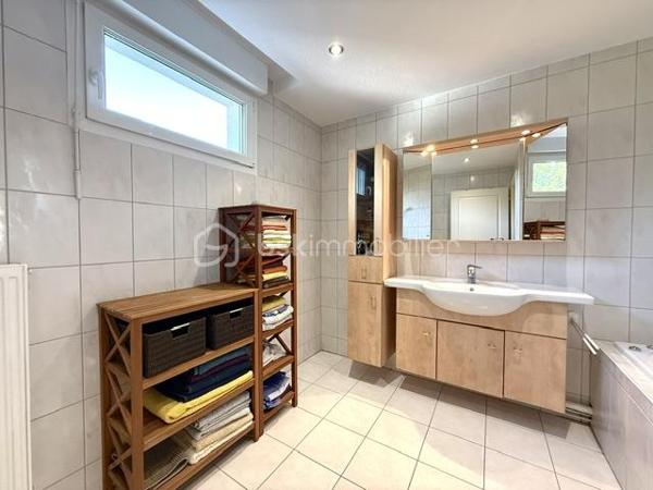 Situé au sein d’une résidence, calme et parfaitement entretenue de 2003, découvrez ce bel appartement 4 pièces de 87,86 m² Loi Carrez offrant un cadre de vie agréable et verdoyant à Lutterbach.

Vous serez séduits par ses beaux volumes et son agencement fonctionnel :
- vaste espace de vie de plus de 45 m² avec séjour et cuisine ouverte,
- 2 chambres confortables,
- salle de bain spacieuse,
- WC séparé,
- cellier / cagibi / buanderie pratique,
- agréable terrasse de 12,5 m² pour profiter des beaux jours.

Les + du bien :
- Résidence soignée et bien entretenue
- Garage + cave + parking
- Chauffage gaz individuel
- DPE C 
- Charges maîtrisées

 Aucun travaux votés dans la copropriété

Informations complémentaires :

Surface Loi Carrez : 87,86 m²
Taxe foncière : 1 154 €
Charges : env. 160 €/mois
1er étage dans une résidence de 3 étages

Proche des commodités, axes routiers et transports.

Un appartement idéal pour ceux qui recherchent confort, tranquillité et qualité de vie.

Contactez-moi pour plus d’informations ou organiser une visite.