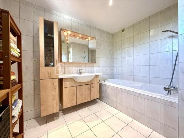 Situé au sein d’une résidence, calme et parfaitement entretenue de 2003, découvrez ce bel appartement 4 pièces de 87,86 m² Loi Carrez offrant un cadre de vie agréable et verdoyant à Lutterbach.

Vous serez séduits par ses beaux volumes et son agencement fonctionnel :
- vaste espace de vie de plus de 45 m² avec séjour et cuisine ouverte,
- 2 chambres confortables,
- salle de bain spacieuse,
- WC séparé,
- cellier / cagibi / buanderie pratique,
- agréable terrasse de 12,5 m² pour profiter des beaux jours.

Les + du bien :
- Résidence soignée et bien entretenue
- Garage + cave + parking
- Chauffage gaz individuel
- DPE C 
- Charges maîtrisées

 Aucun travaux votés dans la copropriété

Informations complémentaires :

Surface Loi Carrez : 87,86 m²
Taxe foncière : 1 154 €
Charges : env. 160 €/mois
1er étage dans une résidence de 3 étages

Proche des commodités, axes routiers et transports.

Un appartement idéal pour ceux qui recherchent confort, tranquillité et qualité de vie.

Contactez-moi pour plus d’informations ou organiser une visite.