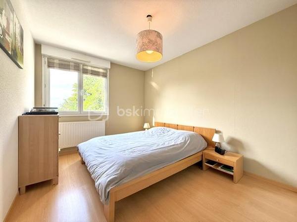 Situé au sein d’une résidence, calme et parfaitement entretenue de 2003, découvrez ce bel appartement 4 pièces de 87,86 m² Loi Carrez offrant un cadre de vie agréable et verdoyant à Lutterbach.

Vous serez séduits par ses beaux volumes et son agencement fonctionnel :
- vaste espace de vie de plus de 45 m² avec séjour et cuisine ouverte,
- 2 chambres confortables,
- salle de bain spacieuse,
- WC séparé,
- cellier / cagibi / buanderie pratique,
- agréable terrasse de 12,5 m² pour profiter des beaux jours.

Les + du bien :
- Résidence soignée et bien entretenue
- Garage + cave + parking
- Chauffage gaz individuel
- DPE C 
- Charges maîtrisées

 Aucun travaux votés dans la copropriété

Informations complémentaires :

Surface Loi Carrez : 87,86 m²
Taxe foncière : 1 154 €
Charges : env. 160 €/mois
1er étage dans une résidence de 3 étages

Proche des commodités, axes routiers et transports.

Un appartement idéal pour ceux qui recherchent confort, tranquillité et qualité de vie.

Contactez-moi pour plus d’informations ou organiser une visite.