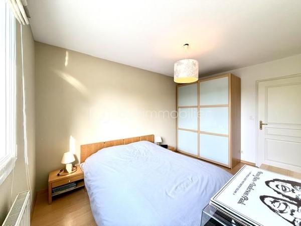 Situé au sein d’une résidence, calme et parfaitement entretenue de 2003, découvrez ce bel appartement 4 pièces de 87,86 m² Loi Carrez offrant un cadre de vie agréable et verdoyant à Lutterbach.

Vous serez séduits par ses beaux volumes et son agencement fonctionnel :
- vaste espace de vie de plus de 45 m² avec séjour et cuisine ouverte,
- 2 chambres confortables,
- salle de bain spacieuse,
- WC séparé,
- cellier / cagibi / buanderie pratique,
- agréable terrasse de 12,5 m² pour profiter des beaux jours.

Les + du bien :
- Résidence soignée et bien entretenue
- Garage + cave + parking
- Chauffage gaz individuel
- DPE C 
- Charges maîtrisées

 Aucun travaux votés dans la copropriété

Informations complémentaires :

Surface Loi Carrez : 87,86 m²
Taxe foncière : 1 154 €
Charges : env. 160 €/mois
1er étage dans une résidence de 3 étages

Proche des commodités, axes routiers et transports.

Un appartement idéal pour ceux qui recherchent confort, tranquillité et qualité de vie.

Contactez-moi pour plus d’informations ou organiser une visite.