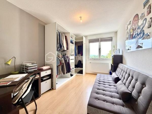 Situé au sein d’une résidence, calme et parfaitement entretenue de 2003, découvrez ce bel appartement 4 pièces de 87,86 m² Loi Carrez offrant un cadre de vie agréable et verdoyant à Lutterbach.

Vous serez séduits par ses beaux volumes et son agencement fonctionnel :
- vaste espace de vie de plus de 45 m² avec séjour et cuisine ouverte,
- 2 chambres confortables,
- salle de bain spacieuse,
- WC séparé,
- cellier / cagibi / buanderie pratique,
- agréable terrasse de 12,5 m² pour profiter des beaux jours.

Les + du bien :
- Résidence soignée et bien entretenue
- Garage + cave + parking
- Chauffage gaz individuel
- DPE C 
- Charges maîtrisées

 Aucun travaux votés dans la copropriété

Informations complémentaires :

Surface Loi Carrez : 87,86 m²
Taxe foncière : 1 154 €
Charges : env. 160 €/mois
1er étage dans une résidence de 3 étages

Proche des commodités, axes routiers et transports.

Un appartement idéal pour ceux qui recherchent confort, tranquillité et qualité de vie.

Contactez-moi pour plus d’informations ou organiser une visite.