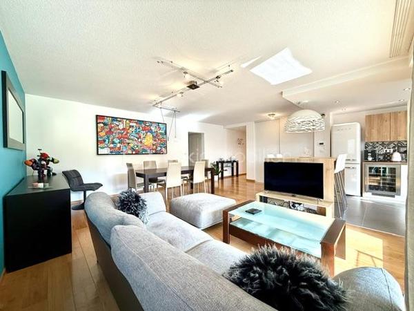 Situé au sein d’une résidence, calme et parfaitement entretenue de 2003, découvrez ce bel appartement 4 pièces de 87,86 m² Loi Carrez offrant un cadre de vie agréable et verdoyant à Lutterbach.

Vous serez séduits par ses beaux volumes et son agencement fonctionnel :
- vaste espace de vie de plus de 45 m² avec séjour et cuisine ouverte,
- 2 chambres confortables,
- salle de bain spacieuse,
- WC séparé,
- cellier / cagibi / buanderie pratique,
- agréable terrasse de 12,5 m² pour profiter des beaux jours.

Les + du bien :
- Résidence soignée et bien entretenue
- Garage + cave + parking
- Chauffage gaz individuel
- DPE C 
- Charges maîtrisées

 Aucun travaux votés dans la copropriété

Informations complémentaires :

Surface Loi Carrez : 87,86 m²
Taxe foncière : 1 154 €
Charges : env. 160 €/mois
1er étage dans une résidence de 3 étages

Proche des commodités, axes routiers et transports.

Un appartement idéal pour ceux qui recherchent confort, tranquillité et qualité de vie.

Contactez-moi pour plus d’informations ou organiser une visite.