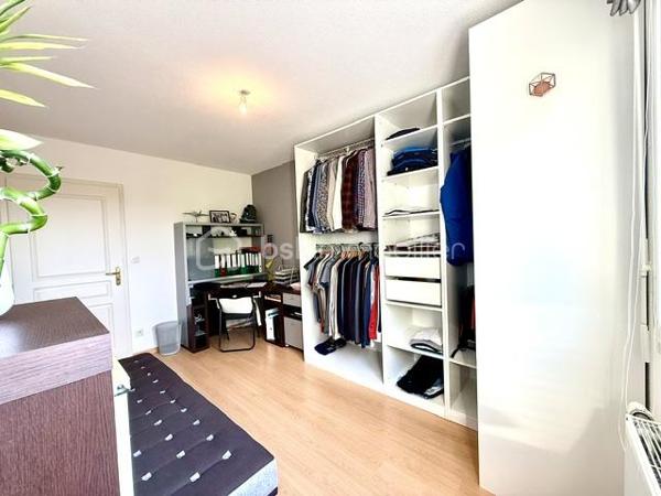 Situé au sein d’une résidence, calme et parfaitement entretenue de 2003, découvrez ce bel appartement 4 pièces de 87,86 m² Loi Carrez offrant un cadre de vie agréable et verdoyant à Lutterbach.

Vous serez séduits par ses beaux volumes et son agencement fonctionnel :
- vaste espace de vie de plus de 45 m² avec séjour et cuisine ouverte,
- 2 chambres confortables,
- salle de bain spacieuse,
- WC séparé,
- cellier / cagibi / buanderie pratique,
- agréable terrasse de 12,5 m² pour profiter des beaux jours.

Les + du bien :
- Résidence soignée et bien entretenue
- Garage + cave + parking
- Chauffage gaz individuel
- DPE C 
- Charges maîtrisées

 Aucun travaux votés dans la copropriété

Informations complémentaires :

Surface Loi Carrez : 87,86 m²
Taxe foncière : 1 154 €
Charges : env. 160 €/mois
1er étage dans une résidence de 3 étages

Proche des commodités, axes routiers et transports.

Un appartement idéal pour ceux qui recherchent confort, tranquillité et qualité de vie.

Contactez-moi pour plus d’informations ou organiser une visite.