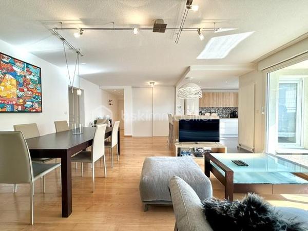 Situé au sein d’une résidence, calme et parfaitement entretenue de 2003, découvrez ce bel appartement 4 pièces de 87,86 m² Loi Carrez offrant un cadre de vie agréable et verdoyant à Lutterbach.

Vous serez séduits par ses beaux volumes et son agencement fonctionnel :
- vaste espace de vie de plus de 45 m² avec séjour et cuisine ouverte,
- 2 chambres confortables,
- salle de bain spacieuse,
- WC séparé,
- cellier / cagibi / buanderie pratique,
- agréable terrasse de 12,5 m² pour profiter des beaux jours.

Les + du bien :
- Résidence soignée et bien entretenue
- Garage + cave + parking
- Chauffage gaz individuel
- DPE C 
- Charges maîtrisées

 Aucun travaux votés dans la copropriété

Informations complémentaires :

Surface Loi Carrez : 87,86 m²
Taxe foncière : 1 154 €
Charges : env. 160 €/mois
1er étage dans une résidence de 3 étages

Proche des commodités, axes routiers et transports.

Un appartement idéal pour ceux qui recherchent confort, tranquillité et qualité de vie.

Contactez-moi pour plus d’informations ou organiser une visite.