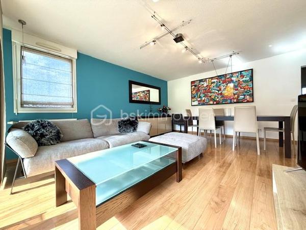 Situé au sein d’une résidence, calme et parfaitement entretenue de 2003, découvrez ce bel appartement 4 pièces de 87,86 m² Loi Carrez offrant un cadre de vie agréable et verdoyant à Lutterbach.

Vous serez séduits par ses beaux volumes et son agencement fonctionnel :
- vaste espace de vie de plus de 45 m² avec séjour et cuisine ouverte,
- 2 chambres confortables,
- salle de bain spacieuse,
- WC séparé,
- cellier / cagibi / buanderie pratique,
- agréable terrasse de 12,5 m² pour profiter des beaux jours.

Les + du bien :
- Résidence soignée et bien entretenue
- Garage + cave + parking
- Chauffage gaz individuel
- DPE C 
- Charges maîtrisées

 Aucun travaux votés dans la copropriété

Informations complémentaires :

Surface Loi Carrez : 87,86 m²
Taxe foncière : 1 154 €
Charges : env. 160 €/mois
1er étage dans une résidence de 3 étages

Proche des commodités, axes routiers et transports.

Un appartement idéal pour ceux qui recherchent confort, tranquillité et qualité de vie.

Contactez-moi pour plus d’informations ou organiser une visite.