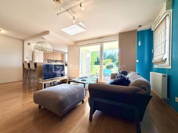Situé au sein d’une résidence, calme et parfaitement entretenue de 2003, découvrez ce bel appartement 4 pièces de 87,86 m² Loi Carrez offrant un cadre de vie agréable et verdoyant à Lutterbach.

Vous serez séduits par ses beaux volumes et son agencement fonctionnel :
- vaste espace de vie de plus de 45 m² avec séjour et cuisine ouverte,
- 2 chambres confortables,
- salle de bain spacieuse,
- WC séparé,
- cellier / cagibi / buanderie pratique,
- agréable terrasse de 12,5 m² pour profiter des beaux jours.

Les + du bien :
- Résidence soignée et bien entretenue
- Garage + cave + parking
- Chauffage gaz individuel
- DPE C 
- Charges maîtrisées

 Aucun travaux votés dans la copropriété

Informations complémentaires :

Surface Loi Carrez : 87,86 m²
Taxe foncière : 1 154 €
Charges : env. 160 €/mois
1er étage dans une résidence de 3 étages

Proche des commodités, axes routiers et transports.

Un appartement idéal pour ceux qui recherchent confort, tranquillité et qualité de vie.

Contactez-moi pour plus d’informations ou organiser une visite.