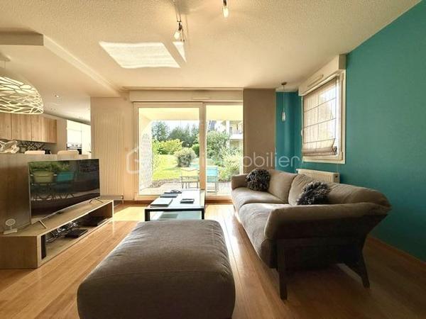 Situé au sein d’une résidence, calme et parfaitement entretenue de 2003, découvrez ce bel appartement 4 pièces de 87,86 m² Loi Carrez offrant un cadre de vie agréable et verdoyant à Lutterbach.

Vous serez séduits par ses beaux volumes et son agencement fonctionnel :
- vaste espace de vie de plus de 45 m² avec séjour et cuisine ouverte,
- 2 chambres confortables,
- salle de bain spacieuse,
- WC séparé,
- cellier / cagibi / buanderie pratique,
- agréable terrasse de 12,5 m² pour profiter des beaux jours.

Les + du bien :
- Résidence soignée et bien entretenue
- Garage + cave + parking
- Chauffage gaz individuel
- DPE C 
- Charges maîtrisées

 Aucun travaux votés dans la copropriété

Informations complémentaires :

Surface Loi Carrez : 87,86 m²
Taxe foncière : 1 154 €
Charges : env. 160 €/mois
1er étage dans une résidence de 3 étages

Proche des commodités, axes routiers et transports.

Un appartement idéal pour ceux qui recherchent confort, tranquillité et qualité de vie.

Contactez-moi pour plus d’informations ou organiser une visite.