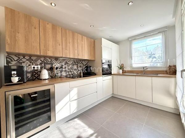 Situé au sein d’une résidence, calme et parfaitement entretenue de 2003, découvrez ce bel appartement 4 pièces de 87,86 m² Loi Carrez offrant un cadre de vie agréable et verdoyant à Lutterbach.

Vous serez séduits par ses beaux volumes et son agencement fonctionnel :
- vaste espace de vie de plus de 45 m² avec séjour et cuisine ouverte,
- 2 chambres confortables,
- salle de bain spacieuse,
- WC séparé,
- cellier / cagibi / buanderie pratique,
- agréable terrasse de 12,5 m² pour profiter des beaux jours.

Les + du bien :
- Résidence soignée et bien entretenue
- Garage + cave + parking
- Chauffage gaz individuel
- DPE C 
- Charges maîtrisées

 Aucun travaux votés dans la copropriété

Informations complémentaires :

Surface Loi Carrez : 87,86 m²
Taxe foncière : 1 154 €
Charges : env. 160 €/mois
1er étage dans une résidence de 3 étages

Proche des commodités, axes routiers et transports.

Un appartement idéal pour ceux qui recherchent confort, tranquillité et qualité de vie.

Contactez-moi pour plus d’informations ou organiser une visite.