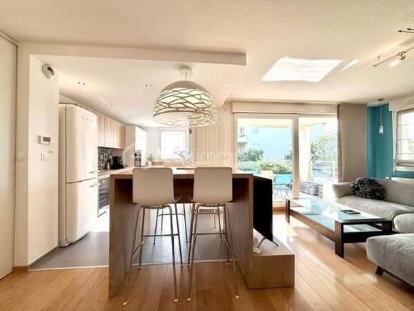 Situé au sein d’une résidence, calme et parfaitement entretenue de 2003, découvrez ce bel appartement 4 pièces de 87,86 m² Loi Carrez offrant un cadre de vie agréable et verdoyant à Lutterbach.

Vous serez séduits par ses beaux volumes et son agencement fonctionnel :
- vaste espace de vie de plus de 45 m² avec séjour et cuisine ouverte,
- 2 chambres confortables,
- salle de bain spacieuse,
- WC séparé,
- cellier / cagibi / buanderie pratique,
- agréable terrasse de 12,5 m² pour profiter des beaux jours.

Les + du bien :
- Résidence soignée et bien entretenue
- Garage + cave + parking
- Chauffage gaz individuel
- DPE C 
- Charges maîtrisées

 Aucun travaux votés dans la copropriété

Informations complémentaires :

Surface Loi Carrez : 87,86 m²
Taxe foncière : 1 154 €
Charges : env. 160 €/mois
1er étage dans une résidence de 3 étages

Proche des commodités, axes routiers et transports.

Un appartement idéal pour ceux qui recherchent confort, tranquillité et qualité de vie.

Contactez-moi pour plus d’informations ou organiser une visite.