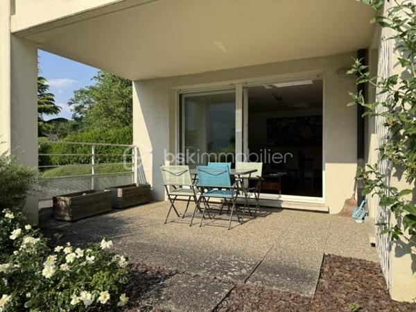 Situé au sein d’une résidence, calme et parfaitement entretenue de 2003, découvrez ce bel appartement 4 pièces de 87,86 m² Loi Carrez offrant un cadre de vie agréable et verdoyant à Lutterbach.

Vous serez séduits par ses beaux volumes et son agencement fonctionnel :
- vaste espace de vie de plus de 45 m² avec séjour et cuisine ouverte,
- 2 chambres confortables,
- salle de bain spacieuse,
- WC séparé,
- cellier / cagibi / buanderie pratique,
- agréable terrasse de 12,5 m² pour profiter des beaux jours.

Les + du bien :
- Résidence soignée et bien entretenue
- Garage + cave + parking
- Chauffage gaz individuel
- DPE C 
- Charges maîtrisées

 Aucun travaux votés dans la copropriété

Informations complémentaires :

Surface Loi Carrez : 87,86 m²
Taxe foncière : 1 154 €
Charges : env. 160 €/mois
1er étage dans une résidence de 3 étages

Proche des commodités, axes routiers et transports.

Un appartement idéal pour ceux qui recherchent confort, tranquillité et qualité de vie.

Contactez-moi pour plus d’informations ou organiser une visite.