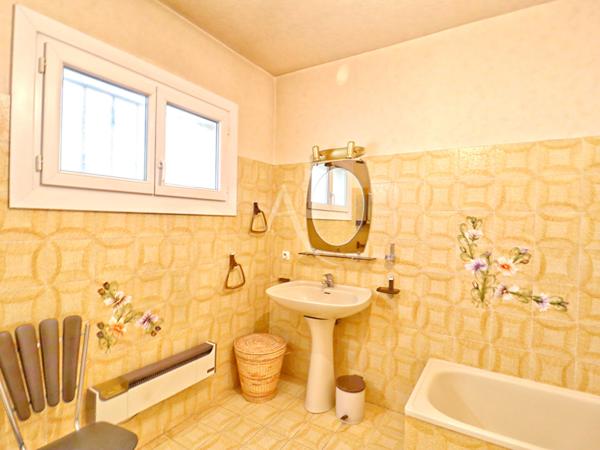 VILLA LUMINEUSE DE 125M2 GARAGE AU CALME JARDIN ARBORE A PIERREVERT