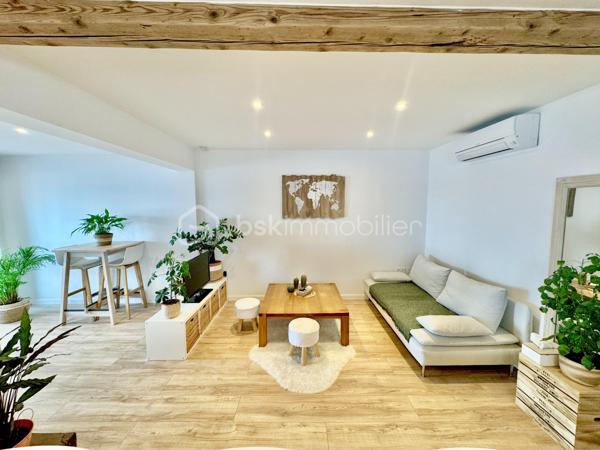 CHARPENTE ET TOITURE NEUVES (avril 2026) Possibilité d'acquérir en supplément un garage totalement indépendant de 31 m² avec son compteur d'électricité individuelle et l'eau juste devant le garage

Maison de plain-pied de 78 m² ( véranda comprise ) bénéficiant d'une vue exceptionnelle sur l'Étang de l'Or, avec possibilité d'amarrer un bateau devant la maison.

Elle comprend un séjour lumineux avec cuisine entièrement équipée, 2 chambres, une salle de bain, une véranda et une agréable terrasse.

Prestations :
* climatisation réversible 
* menuiseries PVC double vitrage,
* volets roulants électriques.

Emplacement privilégié : plage à 15 mins à pied, terminus du tramway à 800 mètres, proximité Arena et Parc des Expositions à 3 min.

Très forte rentabilité locative.

Une opportunité rare de se sentir en vacances à l'année dans un cadre exceptionnel.
Contactez-moi dès aujourd'hui pour organiser une visite et laissez-vous séduire par ce cadre de vie idyllique !