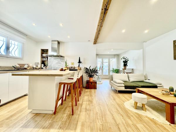 CHARPENTE ET TOITURE NEUVES (avril 2026) Possibilité d'acquérir en supplément un garage totalement indépendant de 31 m² avec son compteur d'électricité individuelle et l'eau juste devant le garage

Maison de plain-pied de 78 m² ( véranda comprise ) bénéficiant d'une vue exceptionnelle sur l'Étang de l'Or, avec possibilité d'amarrer un bateau devant la maison.

Elle comprend un séjour lumineux avec cuisine entièrement équipée, 2 chambres, une salle de bain, une véranda et une agréable terrasse.

Prestations :
* climatisation réversible 
* menuiseries PVC double vitrage,
* volets roulants électriques.

Emplacement privilégié : plage à 15 mins à pied, terminus du tramway à 800 mètres, proximité Arena et Parc des Expositions à 3 min.

Très forte rentabilité locative.

Une opportunité rare de se sentir en vacances à l'année dans un cadre exceptionnel.
Contactez-moi dès aujourd'hui pour organiser une visite et laissez-vous séduire par ce cadre de vie idyllique !