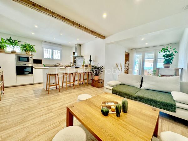 CHARPENTE ET TOITURE NEUVES (avril 2026) Possibilité d'acquérir en supplément un garage totalement indépendant de 31 m² avec son compteur d'électricité individuelle et l'eau juste devant le garage

Maison de plain-pied de 78 m² ( véranda comprise ) bénéficiant d'une vue exceptionnelle sur l'Étang de l'Or, avec possibilité d'amarrer un bateau devant la maison.

Elle comprend un séjour lumineux avec cuisine entièrement équipée, 2 chambres, une salle de bain, une véranda et une agréable terrasse.

Prestations :
* climatisation réversible 
* menuiseries PVC double vitrage,
* volets roulants électriques.

Emplacement privilégié : plage à 15 mins à pied, terminus du tramway à 800 mètres, proximité Arena et Parc des Expositions à 3 min.

Très forte rentabilité locative.

Une opportunité rare de se sentir en vacances à l'année dans un cadre exceptionnel.
Contactez-moi dès aujourd'hui pour organiser une visite et laissez-vous séduire par ce cadre de vie idyllique !