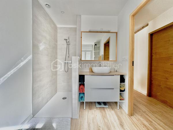 CHARPENTE ET TOITURE NEUVES (avril 2026) Possibilité d'acquérir en supplément un garage totalement indépendant de 31 m² avec son compteur d'électricité individuelle et l'eau juste devant le garage

Maison de plain-pied de 78 m² ( véranda comprise ) bénéficiant d'une vue exceptionnelle sur l'Étang de l'Or, avec possibilité d'amarrer un bateau devant la maison.

Elle comprend un séjour lumineux avec cuisine entièrement équipée, 2 chambres, une salle de bain, une véranda et une agréable terrasse.

Prestations :
* climatisation réversible 
* menuiseries PVC double vitrage,
* volets roulants électriques.

Emplacement privilégié : plage à 15 mins à pied, terminus du tramway à 800 mètres, proximité Arena et Parc des Expositions à 3 min.

Très forte rentabilité locative.

Une opportunité rare de se sentir en vacances à l'année dans un cadre exceptionnel.
Contactez-moi dès aujourd'hui pour organiser une visite et laissez-vous séduire par ce cadre de vie idyllique !