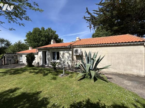 Port-Saint-Père –(vente en nue-propriété)  Maison en pierre avec dépendances 