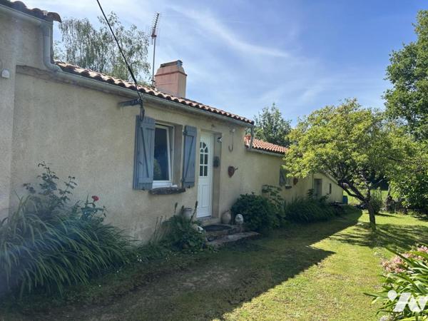 Port-Saint-Père –(vente en nue-propriété)  Maison en pierre avec dépendances 