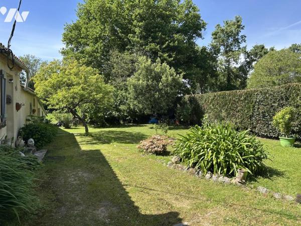 Port-Saint-Père –(vente en nue-propriété)  Maison en pierre avec dépendances 